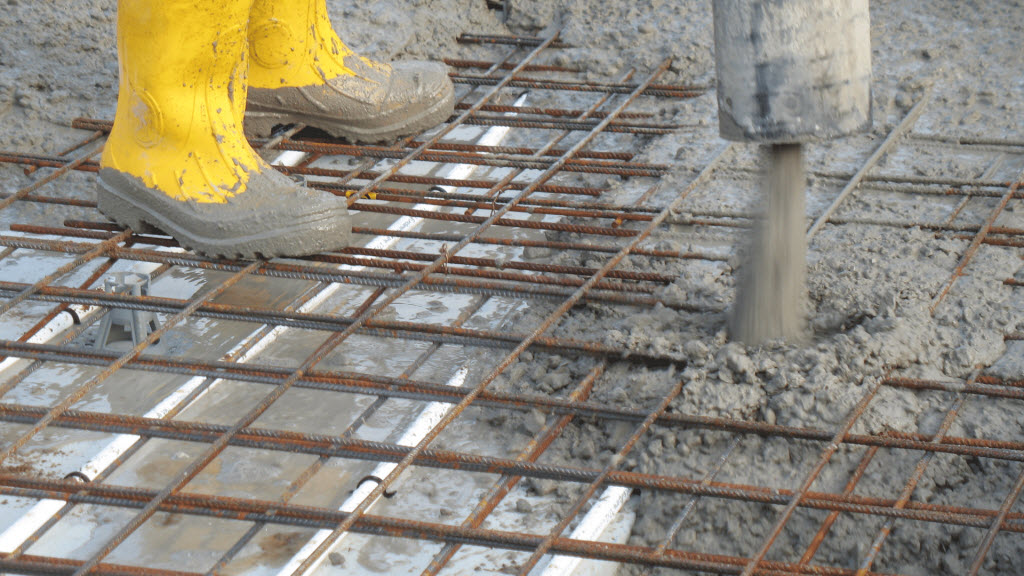 pour concrete slab foundation