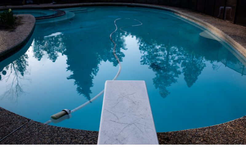 above ground pool cleaning service